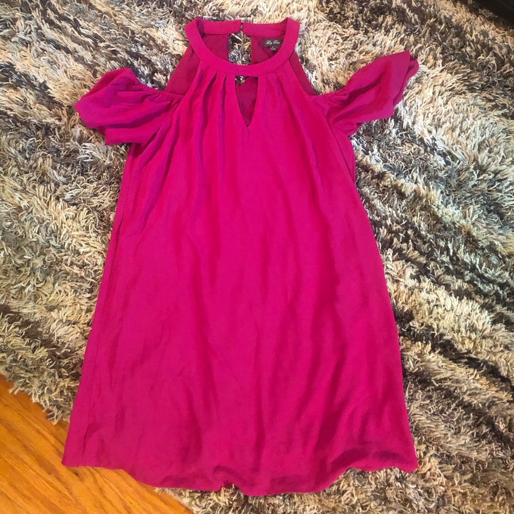 Small pink dress with cut our shoulders